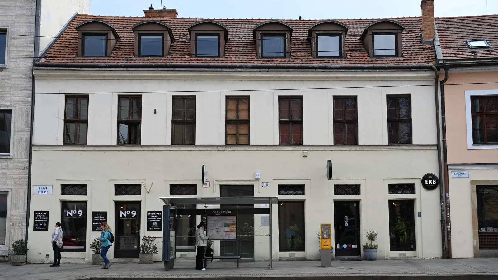 DPB pridáva farebné tabule aj schému v štýle metra. Na Segnerovej testuje žlté značenie, ktoré má chodcov zastaviť pred koľajami