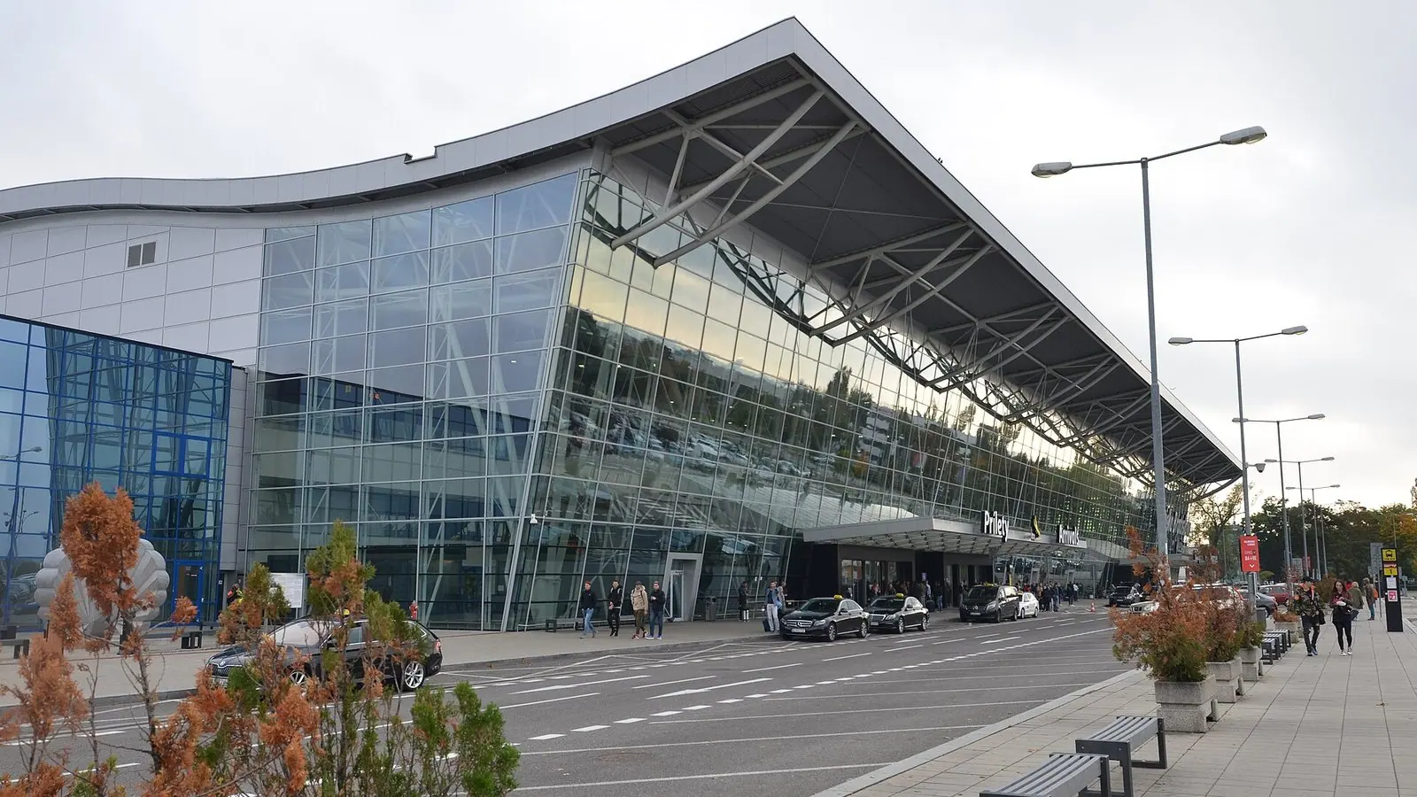 Letisko mieri prvýkrát nad štyri milióny cestujúcich. Rekordný rast naráža na kapacitu terminálu, parkovanie aj MHD