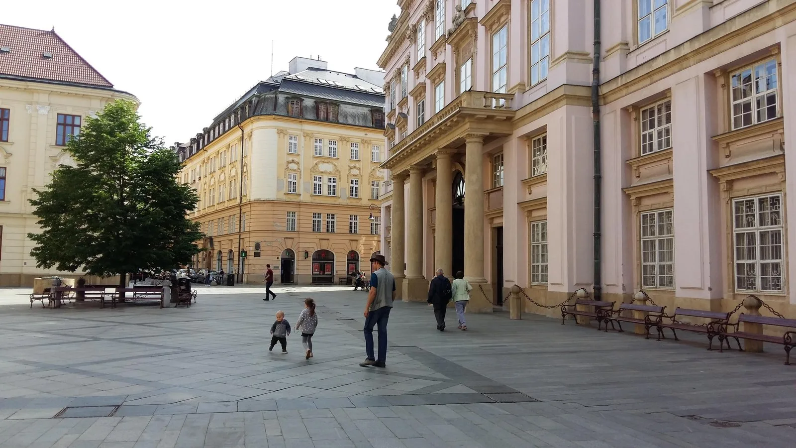 Bratislava otvára viac ako 30 klimatizovaných miest, kde sa dá zadarmo schladiť. Zapojilo sa osem mestských častí a sedem firiem