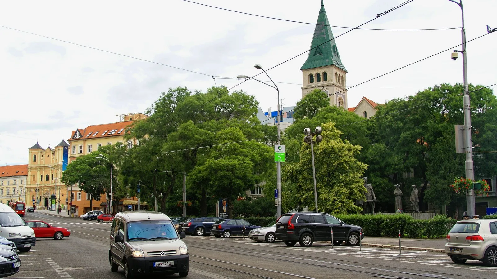 Mesto dokončilo prvú časť Živého námestia. Na Námestí SNP pribudlo 18 stromov, práce pokračujú na Špitálskej