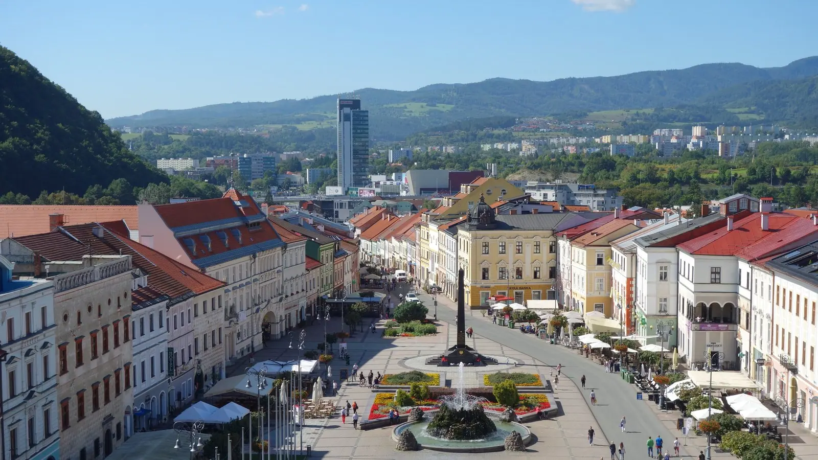 Traja vyzývatelia a mlčiaci primátor. Kto chce viesť Banskú Bystricu