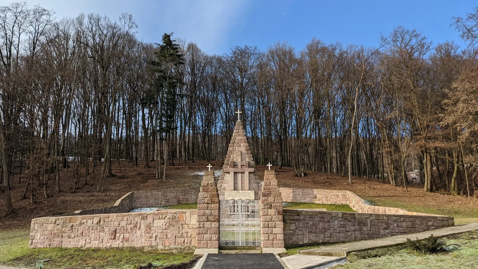 Pri masovom hrobe v Kremničke sa už stavať nebude. Uzávera platí od júna, územný plán ju má spečatiť