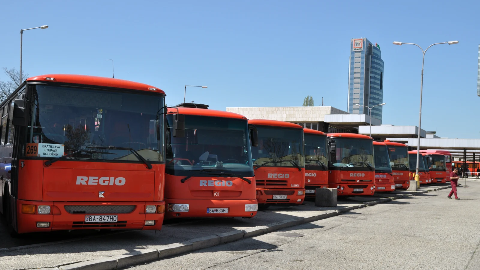 Z autobusovej stanice Nivy zmizla polovica nástupíšť. Kraj hovorí, že na to nemá vplyv