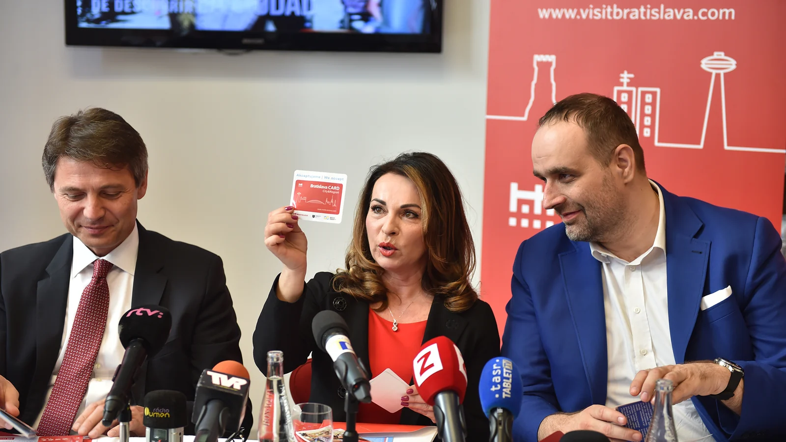 Vianočný darček za 44 eur a inzeráty v denníkoch. Za čo dala župa na reklamu 461-tisíc eur