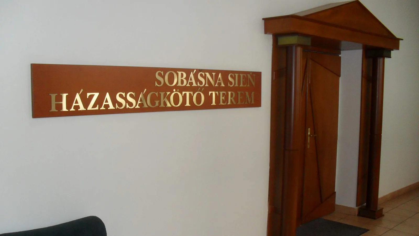 Jeden primátor, dvaja viceprimátori, dvadsaťjeden poslancov. Kto v skutočnosti riadi Dunajskú Stredu