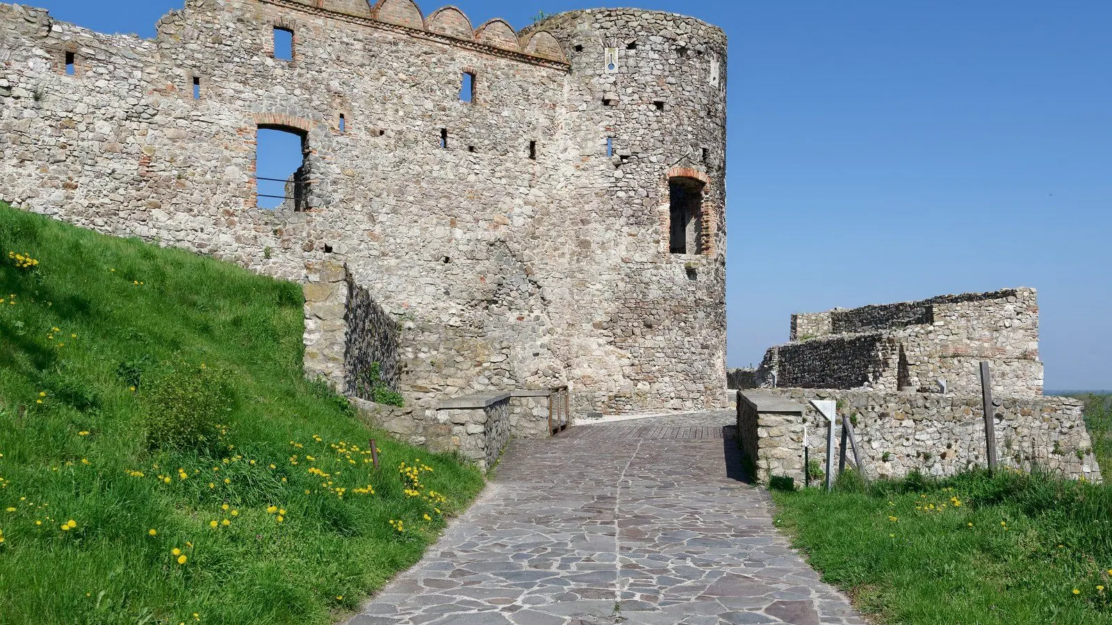 Hrad dostal nové svetlá, mestská časť je ďalej v tme. Devín žije s dlhom, ktorý nikdy nesplatí
