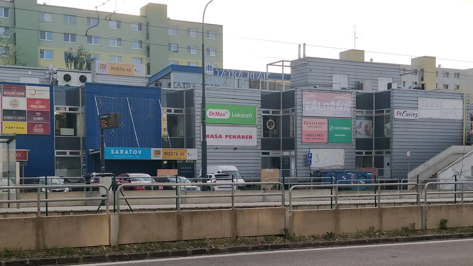 Pozor pri OC Saratov: pre búracie práce sa zmenila pešia obchádzka