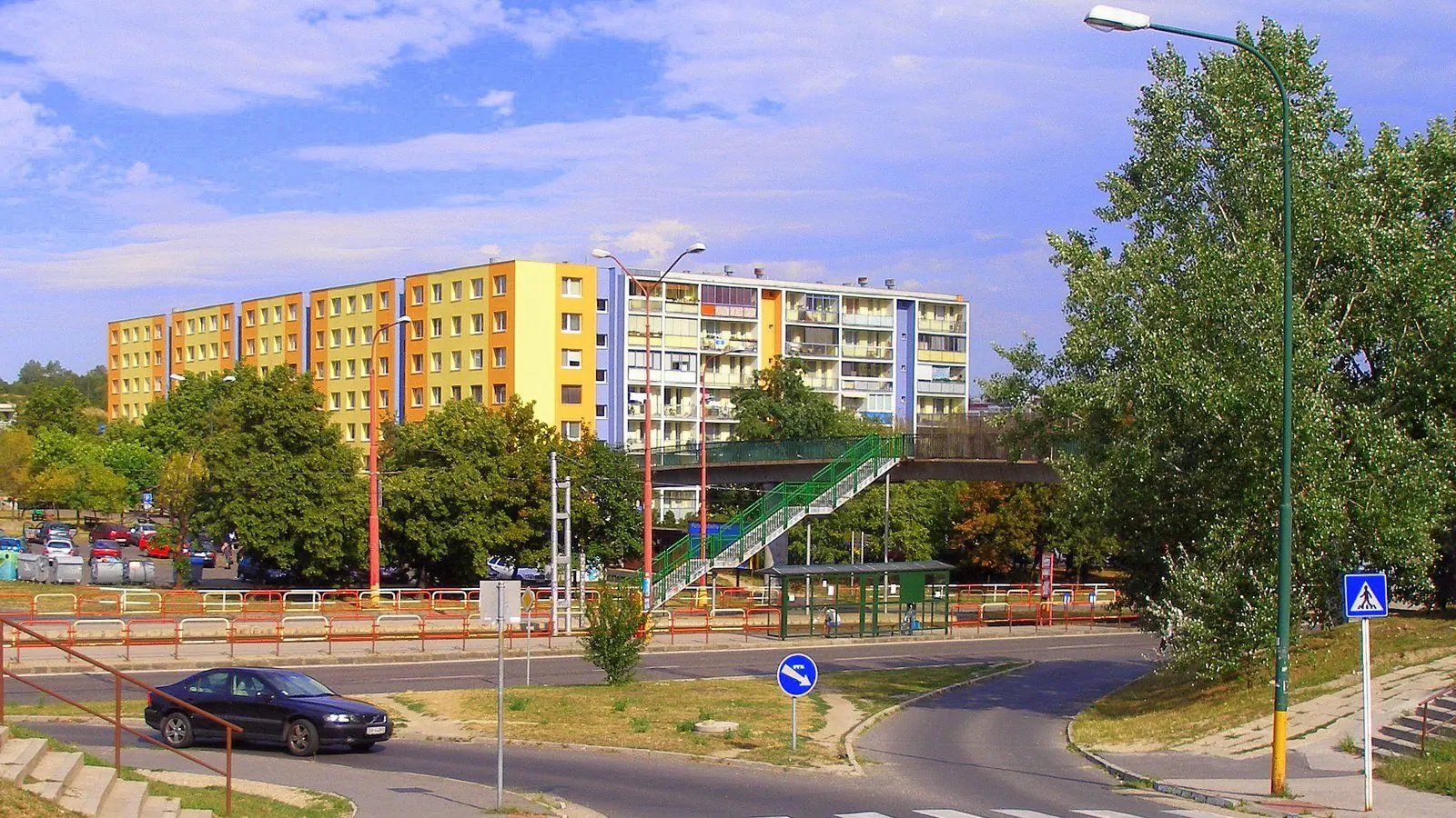 Mesto spevní parkovaciu plochu na Janotovej. Práce začínajú v stredu