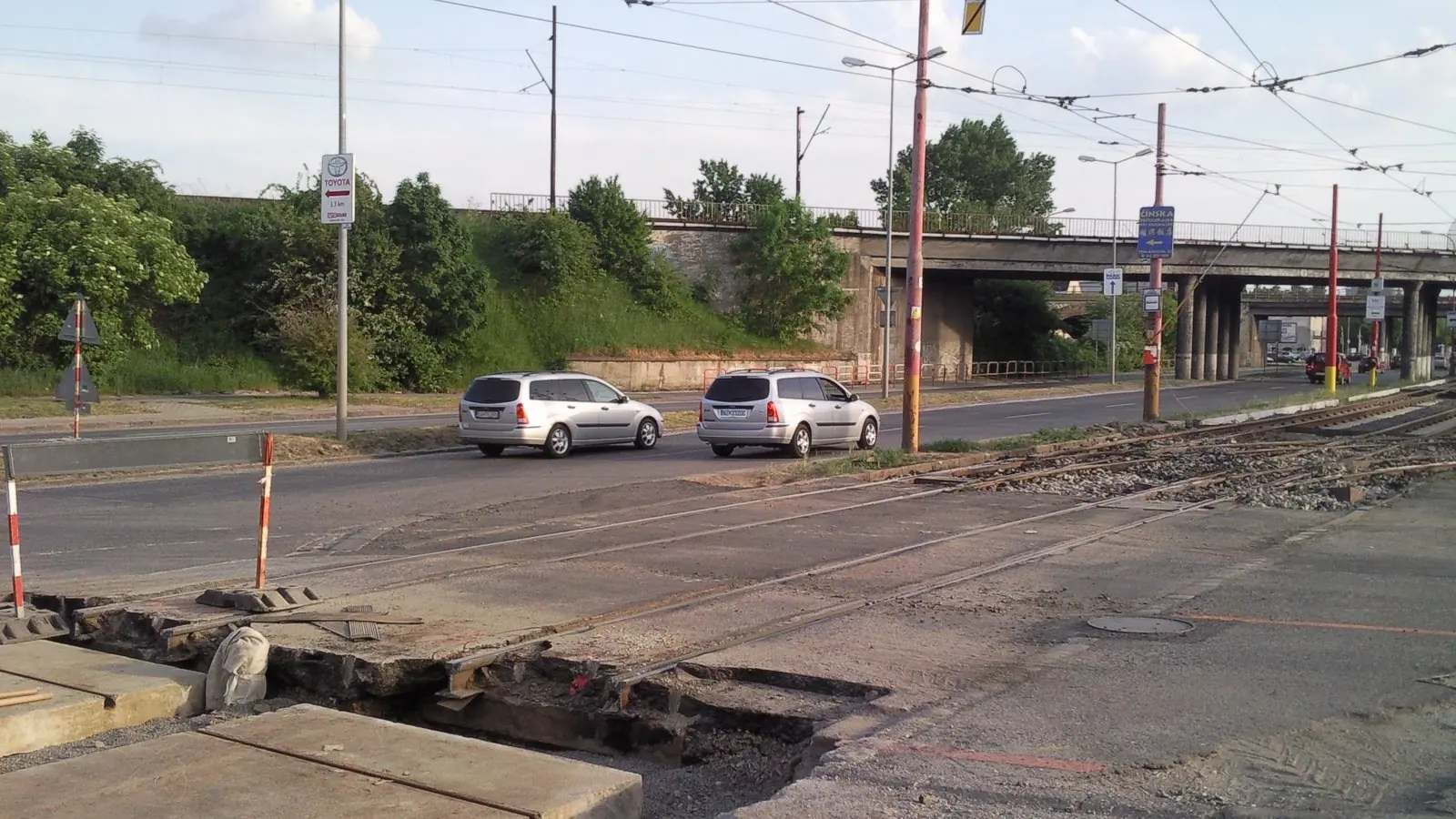 Týždeň stratených kníh: knihy s SOS nálepkou čakajú v uliciach Rače