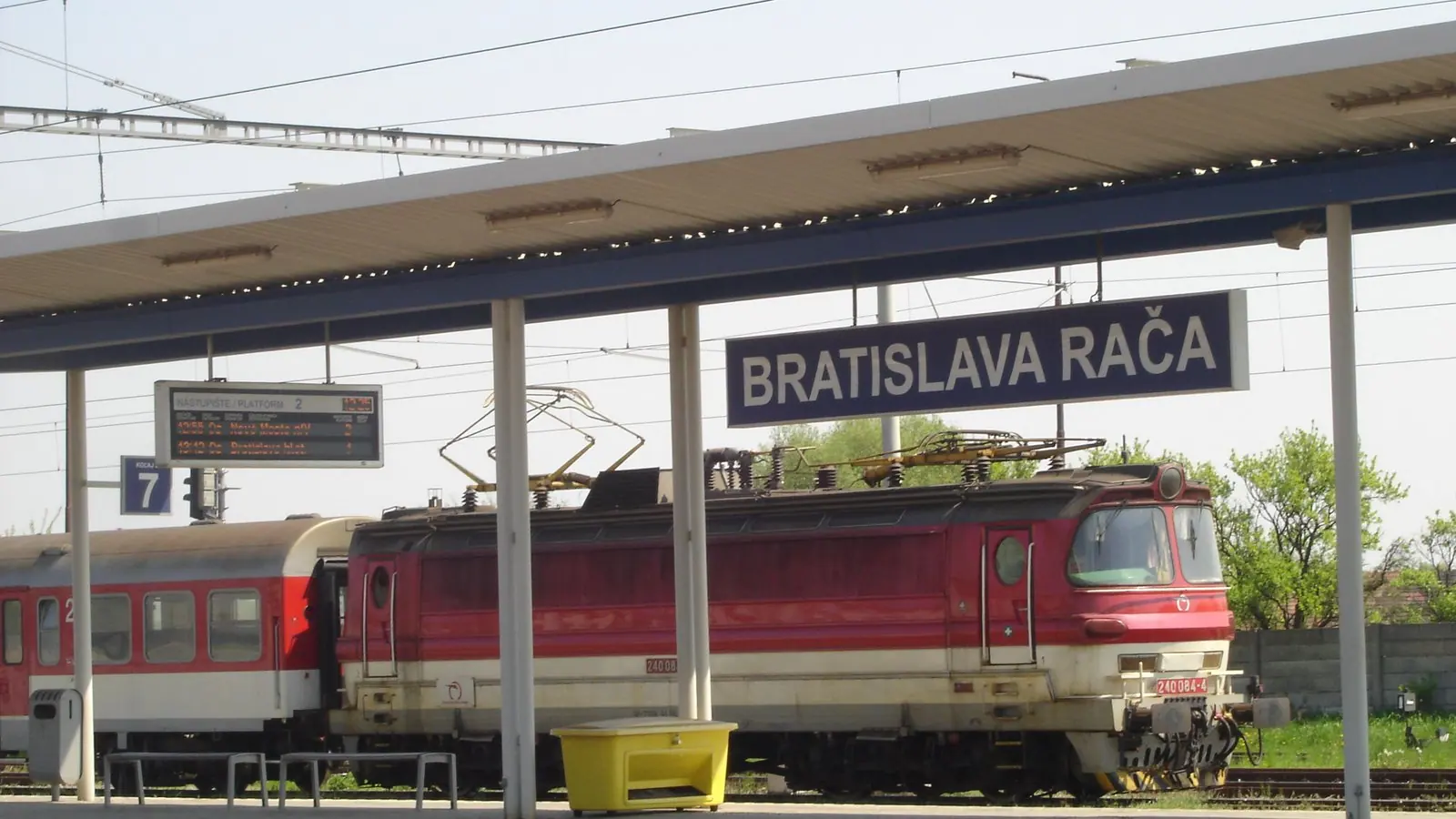 Pri obytnej zóne v Rači horelo. Hasiči museli chladiť odstavené železničné cisterny