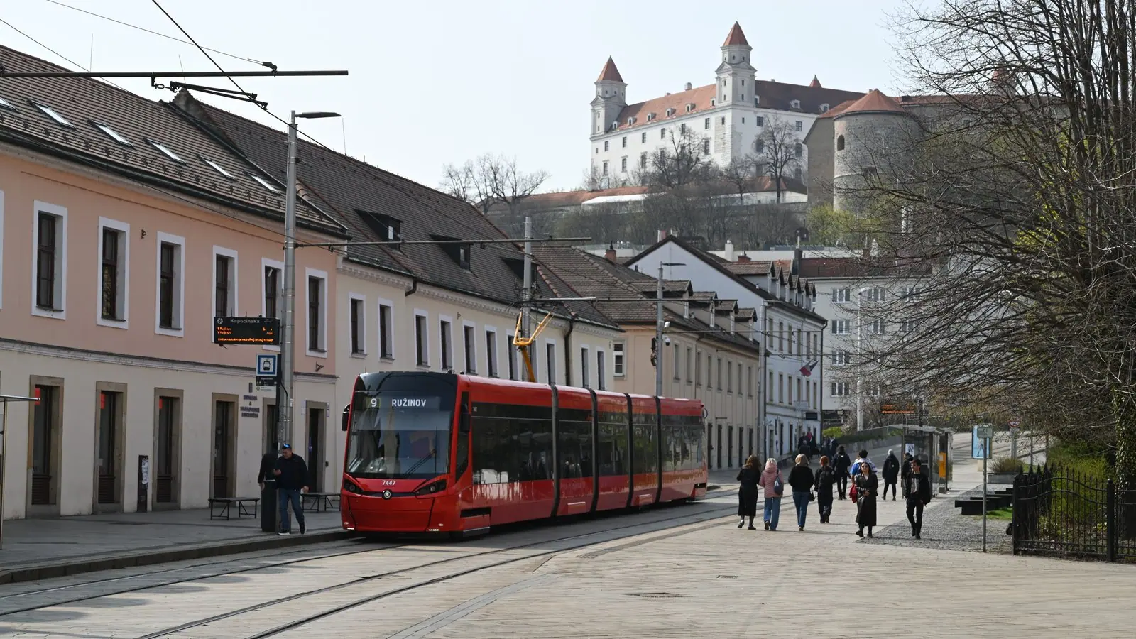 Mierová sa opravuje do 2. augusta. Premávku riadia semafory