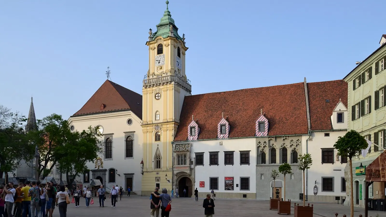 „Poctivý starosta“ proti „starostke do každého počasia“. Ako vyzerá staromestská kampaň na sieťach a v uliciach
