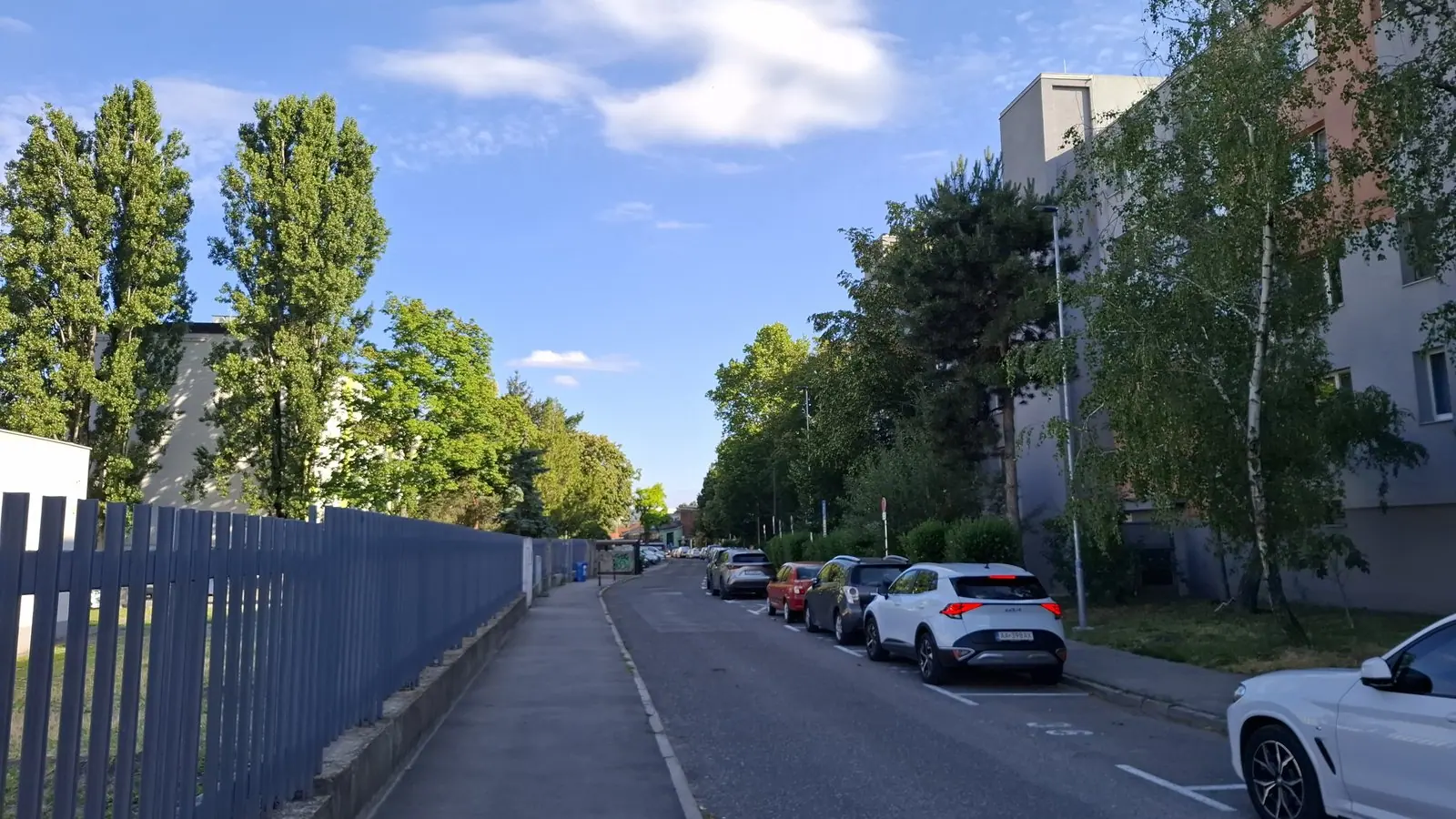 Vrakuňa stavia 40 nových parkovacích miest na Žitavskej, Čiližskej a Vážskej