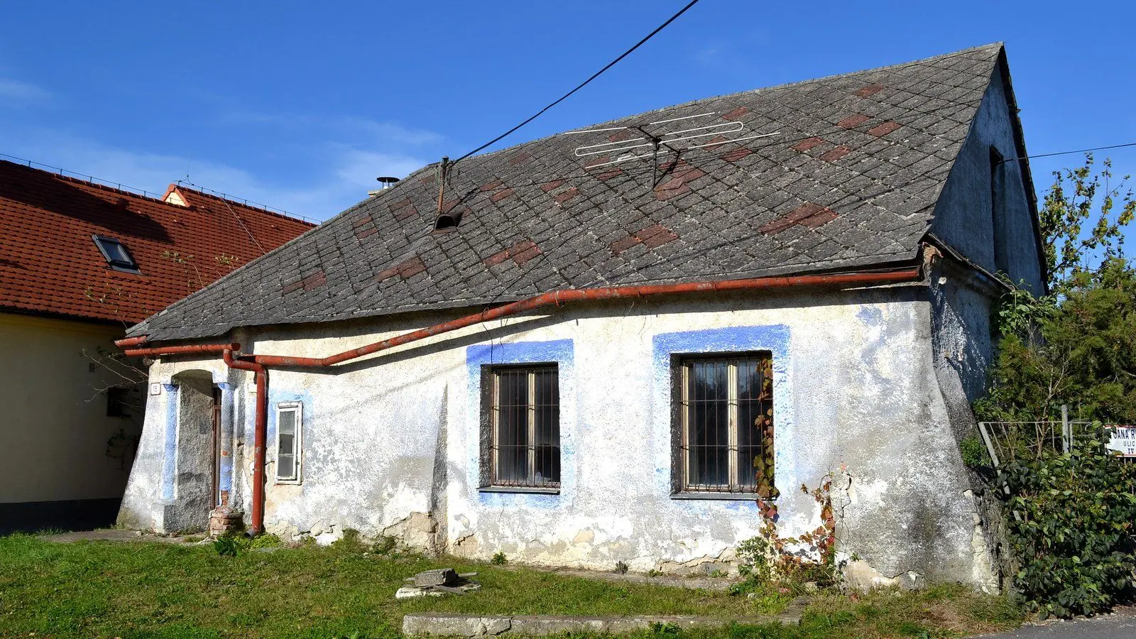 Chodník ku škôlke stavia televízia. Ďalšie buduje Bystrica s magistrátom
