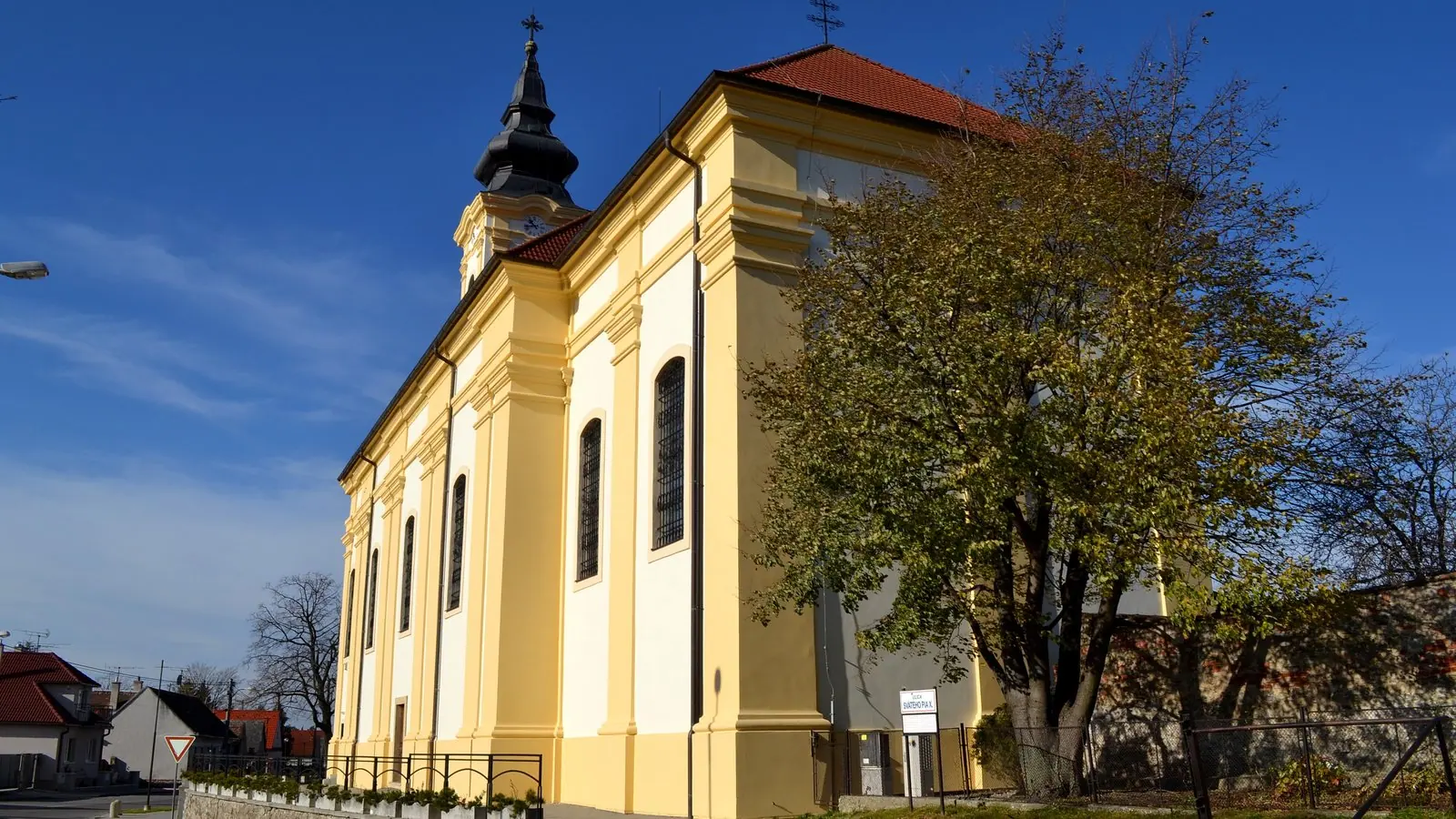 Bystrickí hasiči pomáhali hasiť veľký požiar porastu pri Stupave