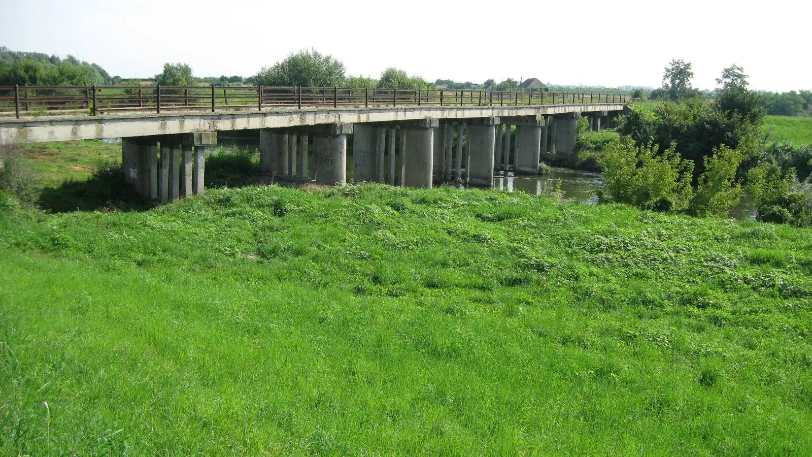 Nitra nasvieti Chrenovský most na modro k výročiu prenasledovania Falun Gongu