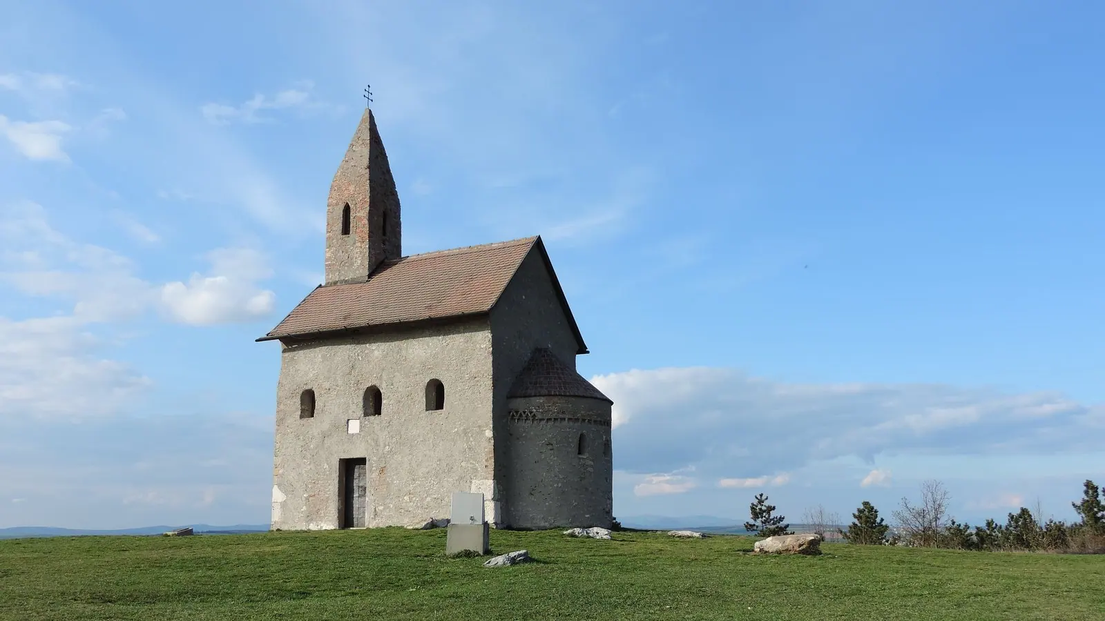 Dražovský kostolík mesto radí k hlavným atrakciám Nitry, koná sa pri ňom aj piknik