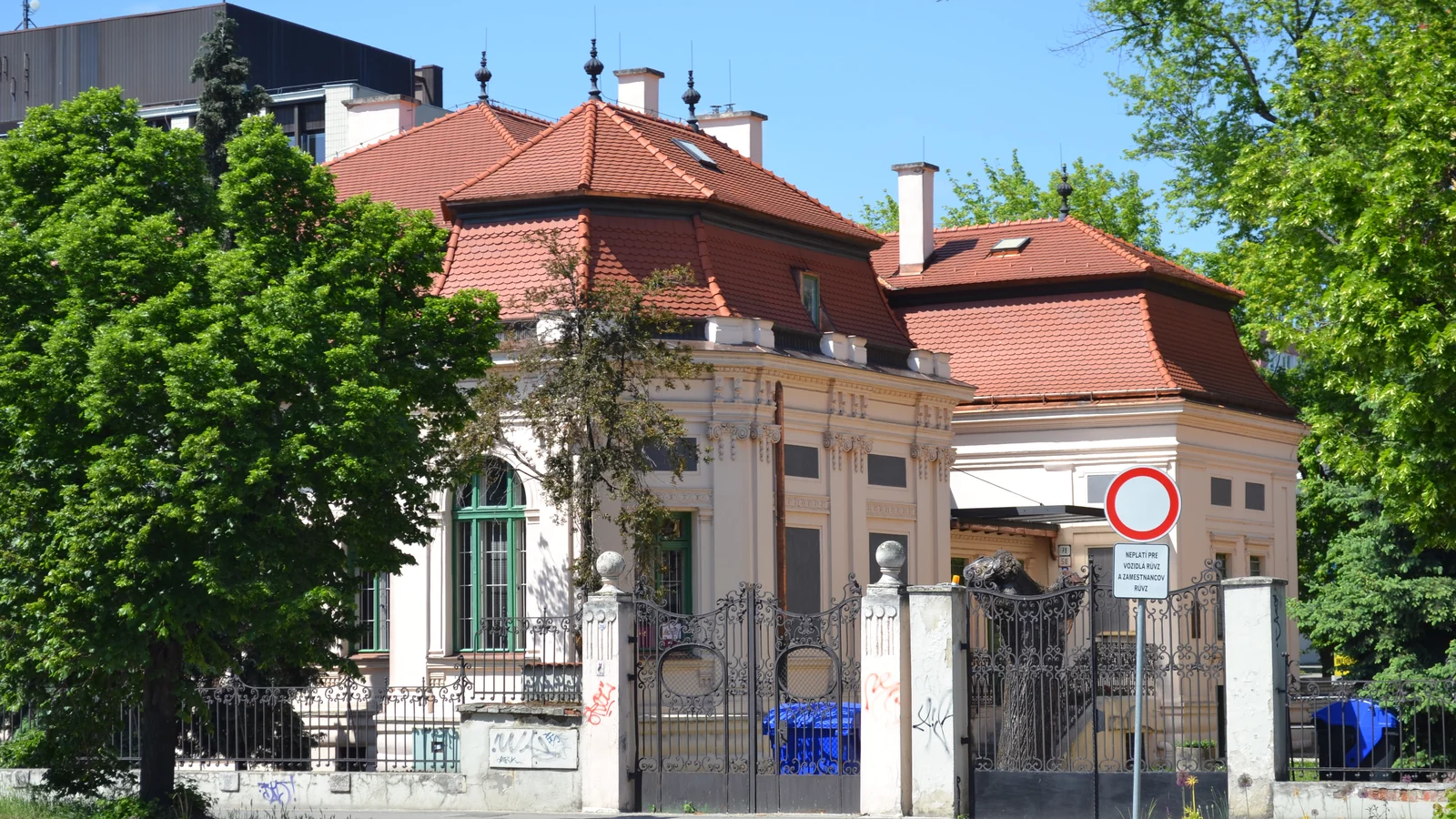 Deviati poslanci rokujú za zavretými dverami. Mestská rada Nitry je neverejná