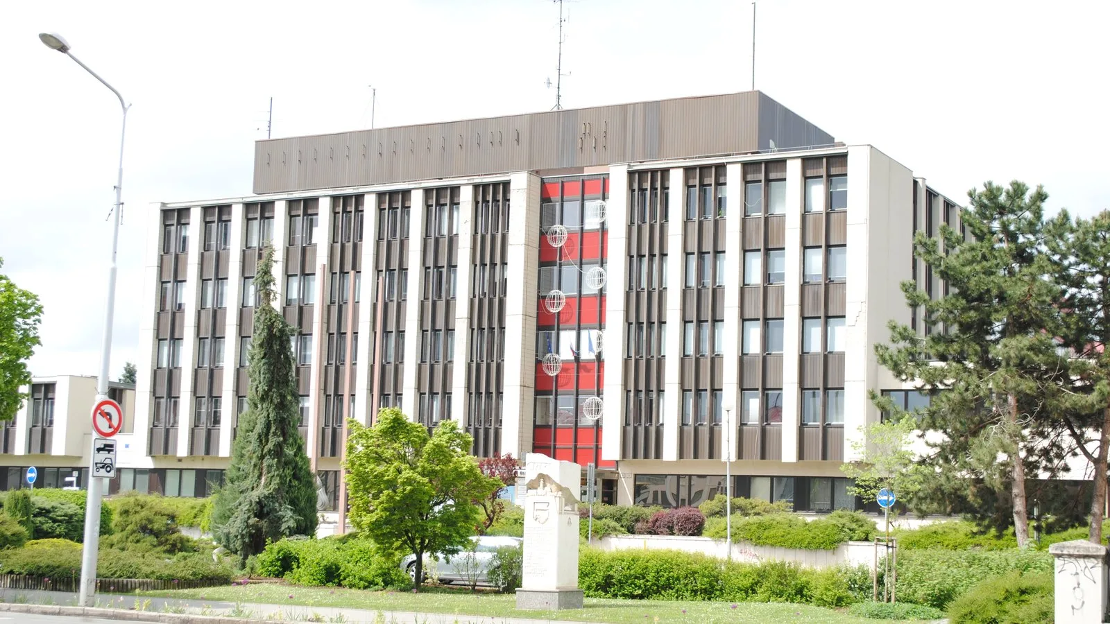 Nitra si uprostred prázdnin zvolala mimoriadne zastupiteľstvo. Na programe je šesť majetkových bodov