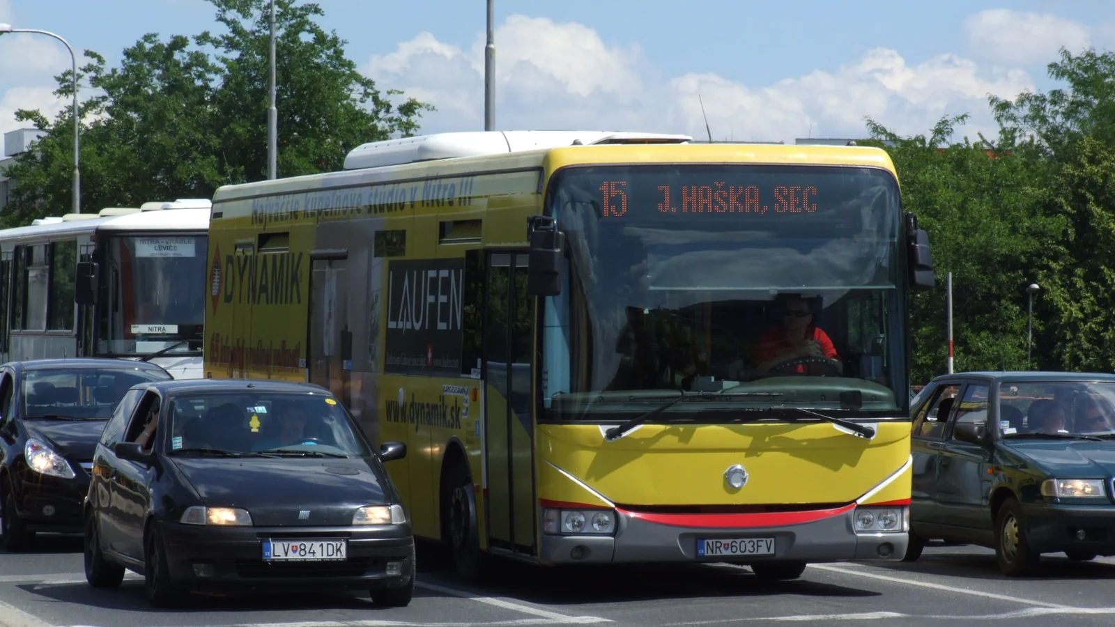 Za autobusom takmer 1,5 kilometra bez chodníka. Doprava zostáva témou aj po posilnení MHD