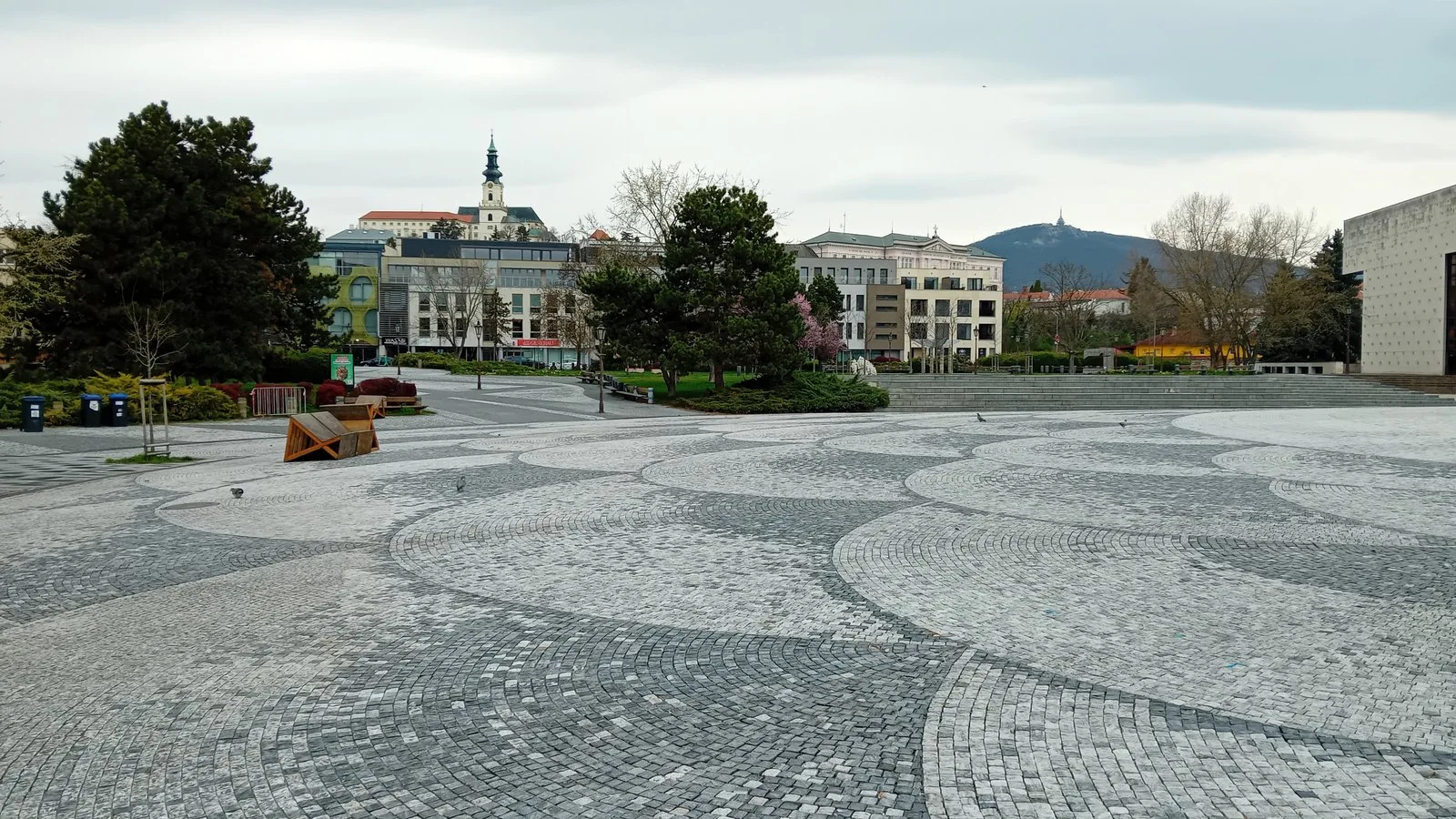 Za vianočné stánky vyberie Nitra 212 376 eur. Najviac ponúkol predajca chlebových posúchov