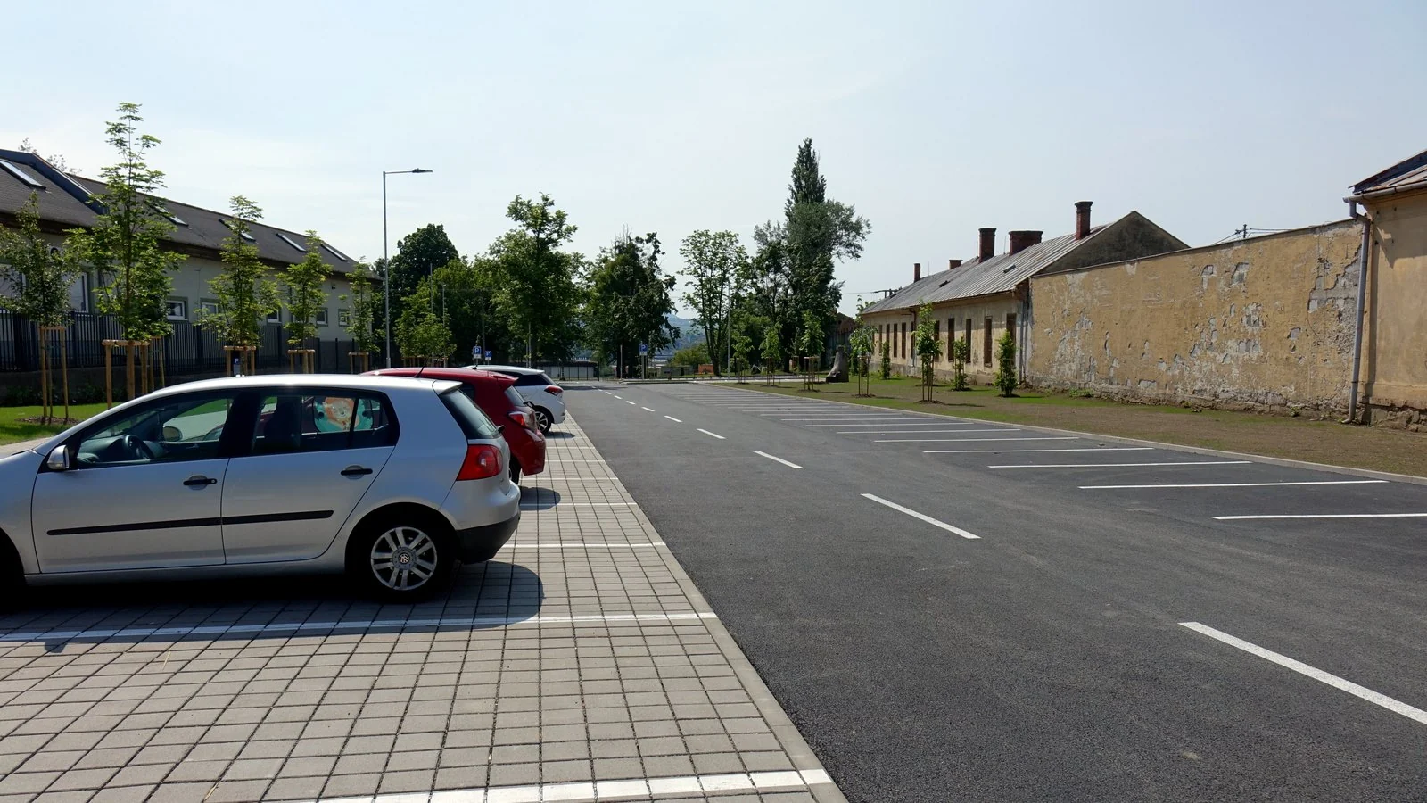 Prostějovská dostane 69 obnovených parkovacích miest za 428 158 eur. Zmluvu mesto podpísalo šesť dní pred oznamom