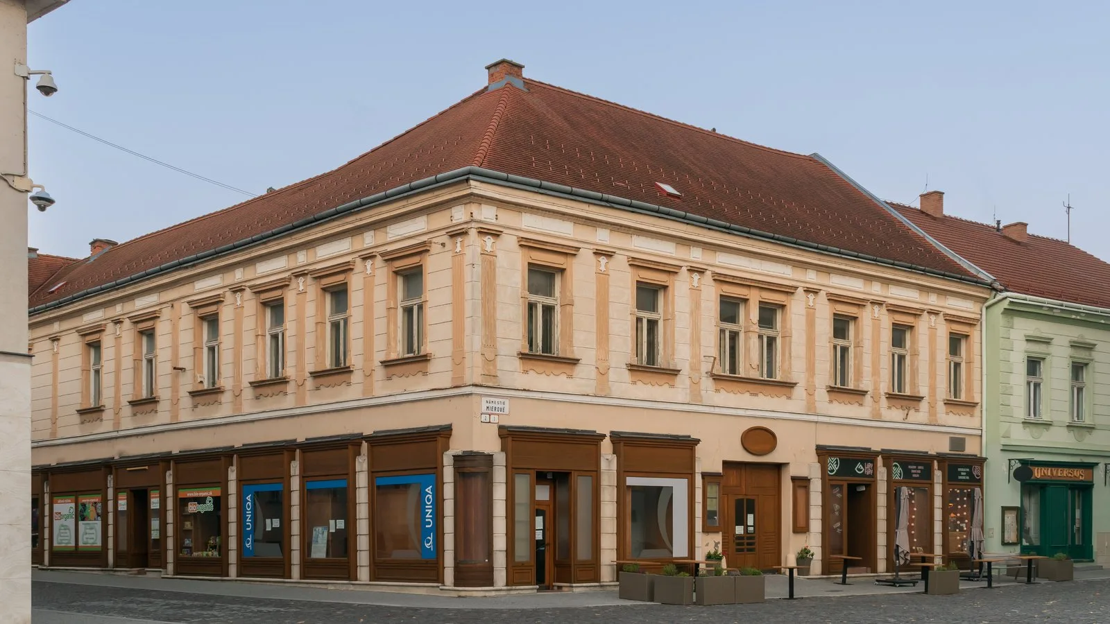 Trenčín obnoví 170 metrov chodníka na kpt. Jaroša. V jednom ozname mesta sú dve rôzne sumy