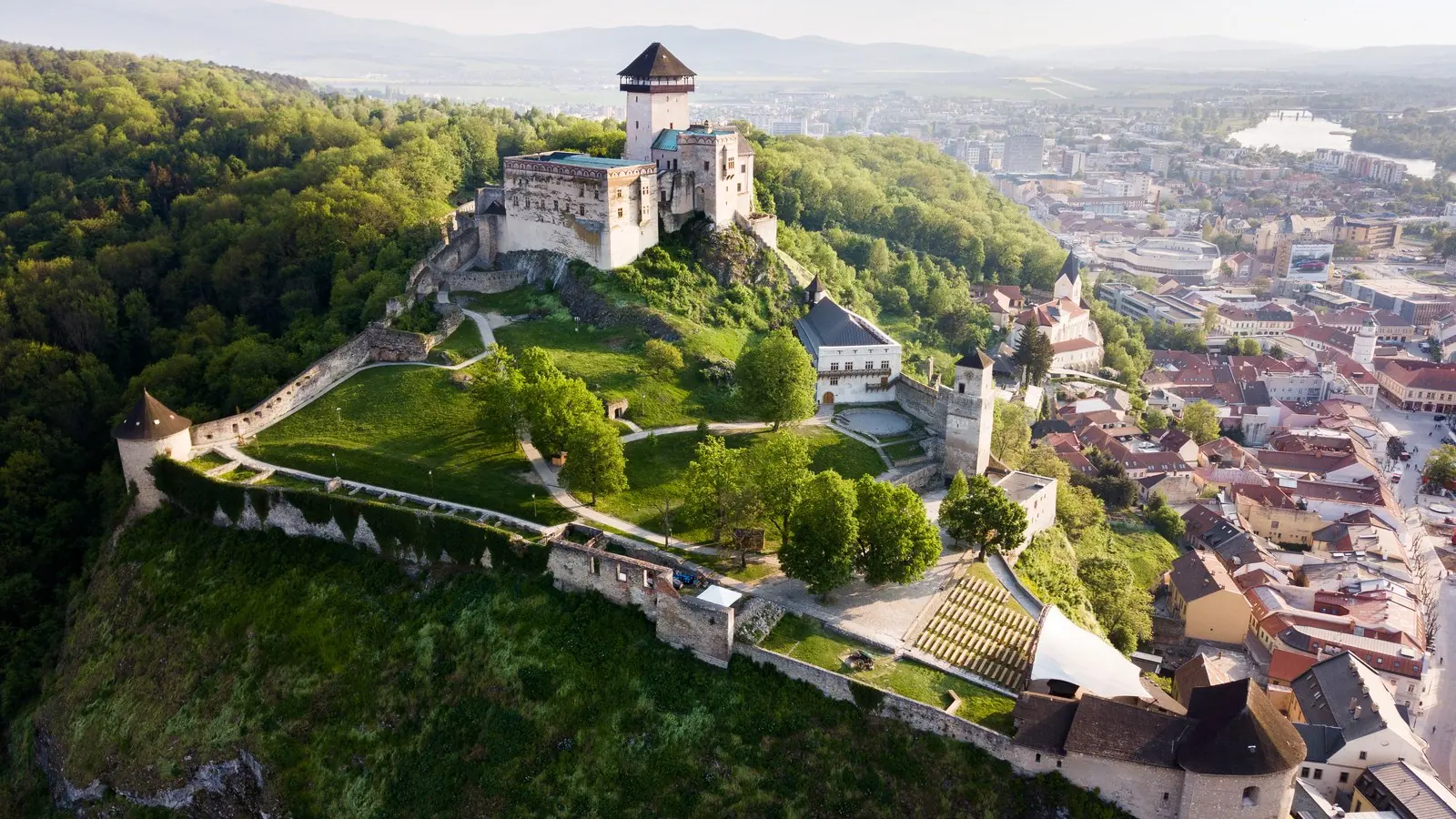 Trenčiansky hrad má v programe každý kandidát. Mesto o ňom nerozhoduje ani euro