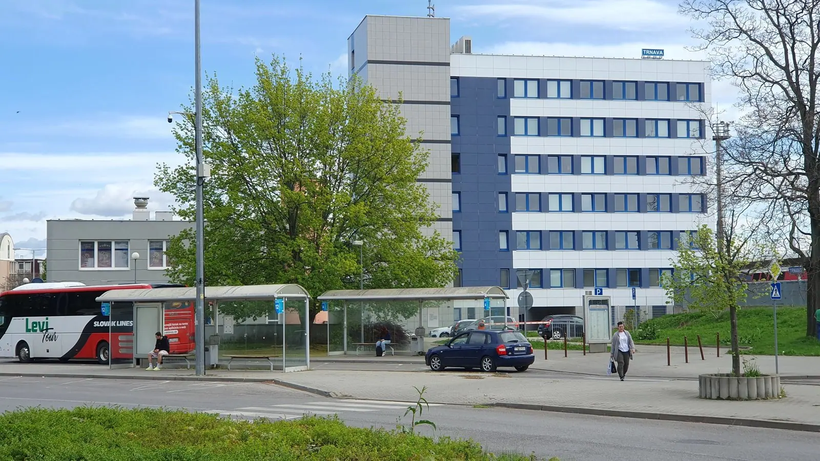 Dvesto bezplatných parkovacích miest na Coburgovej. Na stanicu odtiaľ vedie lávka