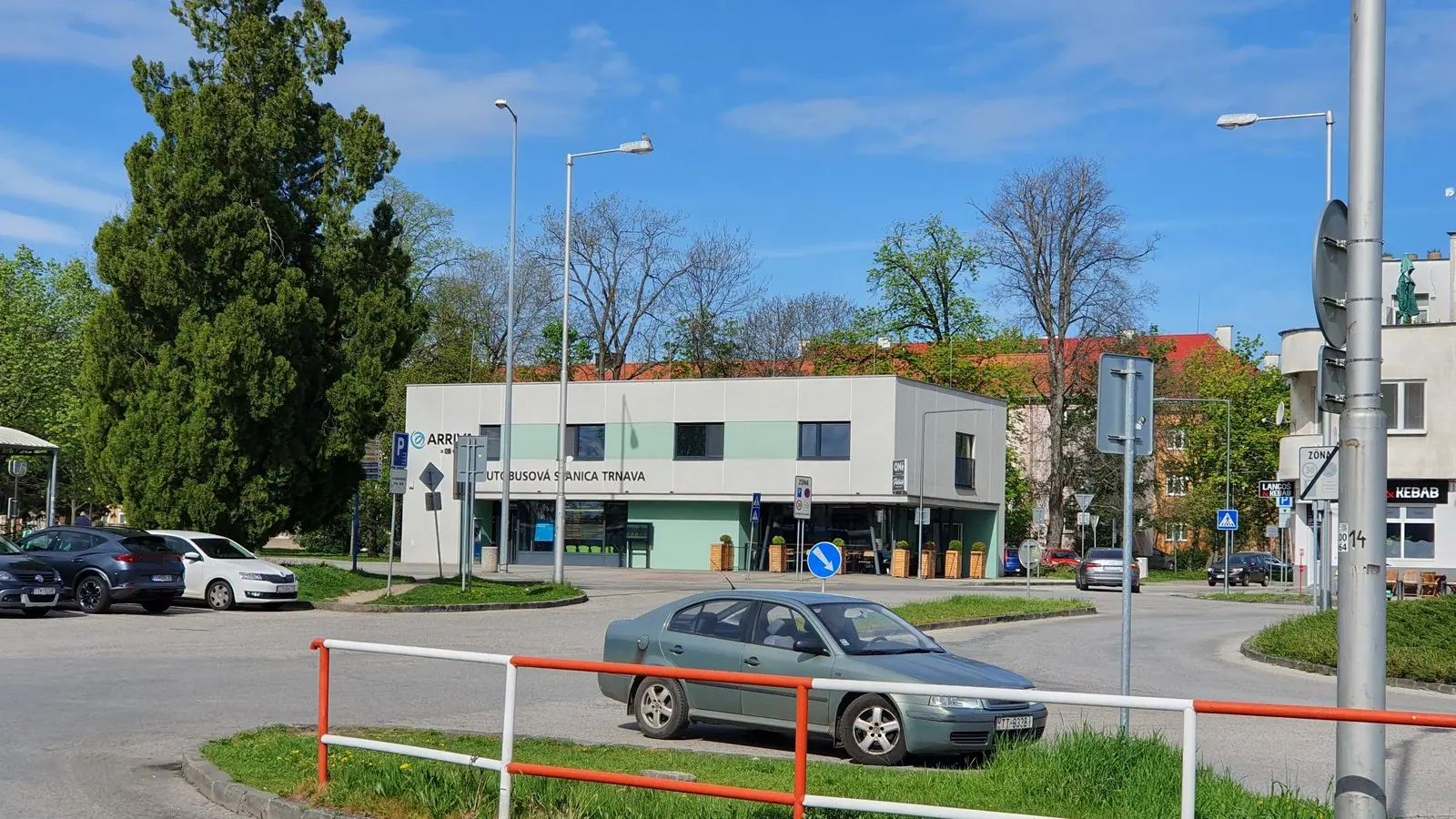 Trnavská MHD mení tvár: modro-zlaté autobusy, koniec celovozových reklám, biele strechy