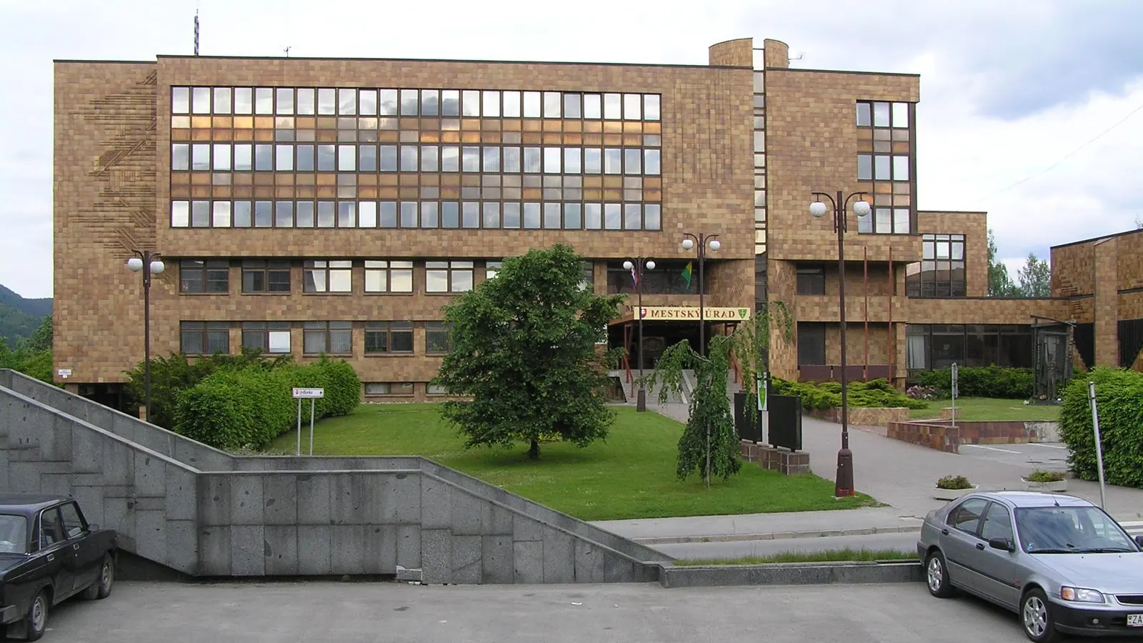 Mesto spúšťa štvrtú parkovaciu zónu, jeden z kandidátov na primátora sľubuje jej zrušenie