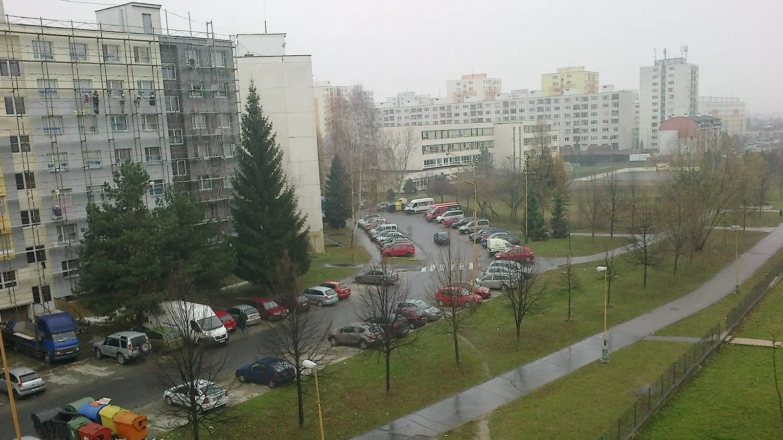 Na Vendelína Javorku pribudlo 25 parkovacích miest za cenu jednosmerky, v Závodí proti rovnakému riešeniu vznikla petícia